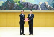李克強(qiáng)向新聘國(guó)務(wù)院參事、中央文史研究館館員頒發(fā)聘書并作重要講話