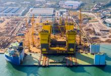 我國自主建造全球首個萬噸級半潛式儲油平臺船體建造完工