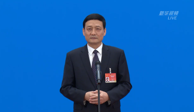 3月8日下午，十三屆全國(guó)人大四次會(huì)議開(kāi)啟第二場(chǎng)“部長(zhǎng)通道”，邀請(qǐng)科學(xué)技術(shù)部部長(zhǎng)王志剛、工業(yè)和信息化部部長(zhǎng)肖亞慶、商務(wù)部部長(zhǎng)王文濤，通過(guò)網(wǎng)絡(luò)視頻方式接受采訪，回應(yīng)社會(huì)熱點(diǎn)。