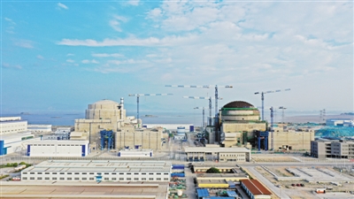 3月1日，華龍一號全球首堆——福建福清核電5號機組“火力全開”，滿功率運行發(fā)電。圖為2020年8月拍攝的福清核電5號機組。