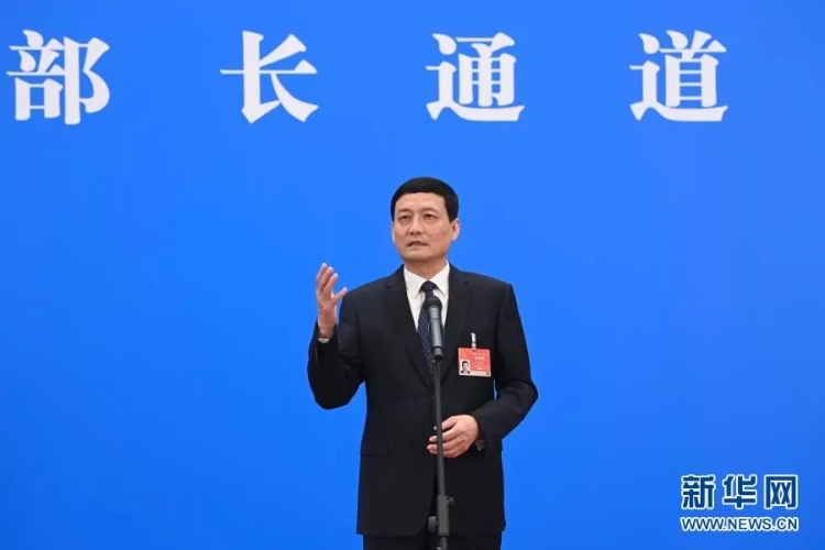 3月8日下午，在第十三屆全國(guó)人大四次會(huì)議第二次全體會(huì)議結(jié)束后，工業(yè)和信息化部部長(zhǎng)肖亞慶走上“部長(zhǎng)通道”，就推動(dòng)制造業(yè)高質(zhì)量發(fā)展、促進(jìn)中小企業(yè)健康發(fā)展、推進(jìn)工業(yè)互聯(lián)網(wǎng)發(fā)展、打造數(shù)字經(jīng)濟(jì)新優(yōu)勢(shì)等熱點(diǎn)問(wèn)題回答媒體記者提問(wèn)。