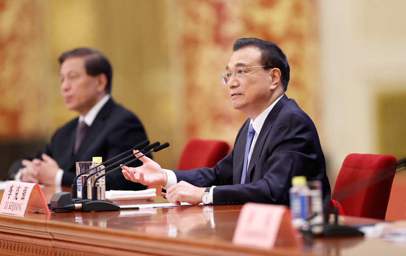 我們要堅持以人民為中心的發(fā)展思想，這是習近平新時代中國特色社會主義思想的重要內(nèi)容，“人民的政府就應當以民之所望為施政所向”。