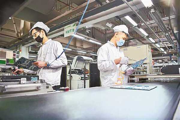2月24日，重慶仁寶公司，工人正在自動(dòng)化生產(chǎn)線上忙碌。記者 謝智強(qiáng) 攝/視覺(jué)重慶