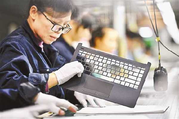 2月24日，重慶宇海精密制造股份有限公司，工人正在檢查生產(chǎn)線上的筆電零件。記者 謝智強(qiáng) 攝/視覺(jué)重慶