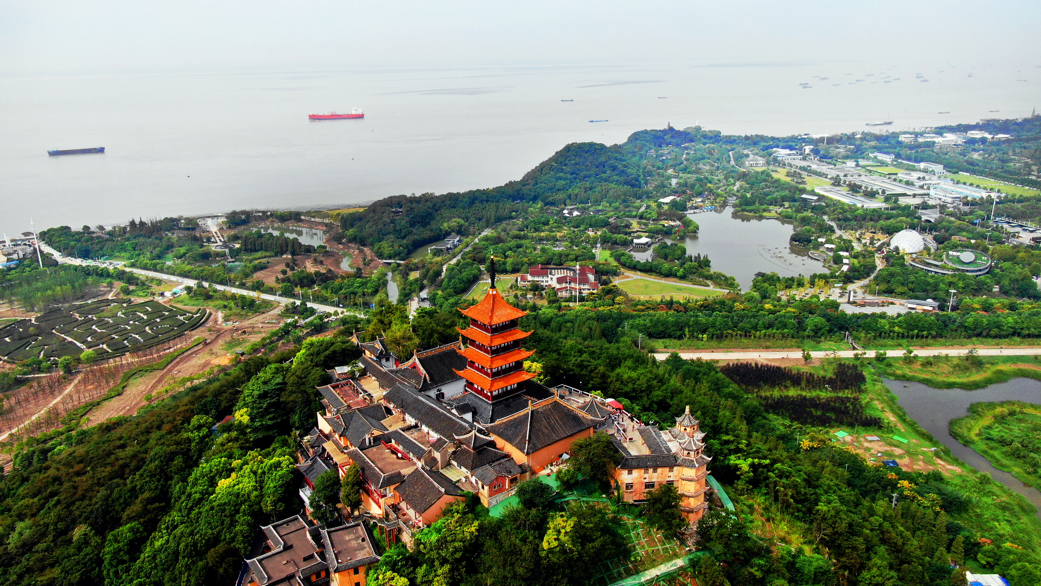 產(chǎn)業(yè)振興是鄉(xiāng)村振興的基礎(chǔ)。2021年江蘇省委一號(hào)文件提出，構(gòu)建現(xiàn)代鄉(xiāng)村產(chǎn)業(yè)體系，將此作為提升農(nóng)業(yè)質(zhì)量效益和競(jìng)爭(zhēng)力、加快推進(jìn)農(nóng)業(yè)現(xiàn)代化的重要內(nèi)容，予以強(qiáng)力推進(jìn)。
