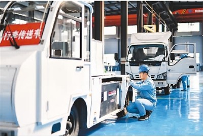 近年來，河北省唐山市古冶區(qū)打造以新能源汽車、精密電子、環(huán)保設(shè)備等為主導的高端裝備制造產(chǎn)業(yè)集群，助推經(jīng)濟高質(zhì)量發(fā)展。圖為3月27日，唐山德惠航空裝備有限公司工人在民航特種裝備生產(chǎn)線上工作。