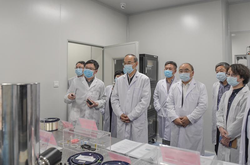 黃強(qiáng)前往電子科技大學(xué)信息與量子實驗室、電子薄膜與集成器件國家重點實驗室、通信抗干擾技術(shù)國家級重點實驗室等實驗室，認(rèn)真察看相關(guān)器件、系統(tǒng)和設(shè)備，詳細(xì)了解相關(guān)研究技術(shù)原理、研發(fā)進(jìn)展、應(yīng)用情況和下一步發(fā)展規(guī)劃