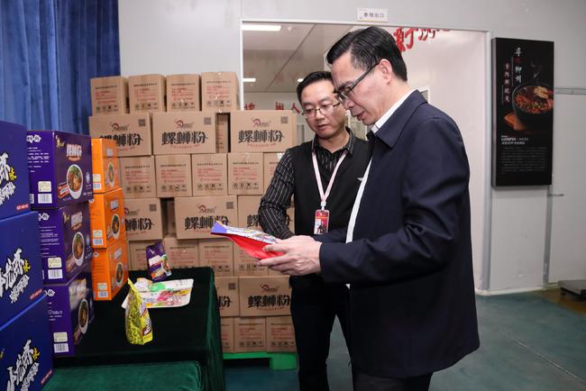 柳州銀行黨委副書記、行長(zhǎng)謝斌（右一）深入“好歡螺”一線生產(chǎn)車間，了解企業(yè)發(fā)展情況，聚焦地方特色產(chǎn)業(yè)，提供“柳銀動(dòng)力”
