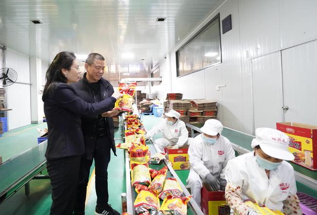 柳州銀行紅光支行到“善元食品”“螺霸王”等企業(yè)，實(shí)地與企業(yè)負(fù)責(zé)人溝通了解螺螄粉生產(chǎn)線、螺螄粉加工等生產(chǎn)環(huán)節(jié)、工藝及生產(chǎn)流程，提供定制金融服務(wù)，助力地方特色產(chǎn)業(yè)發(fā)展