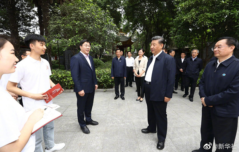 習(xí)近平總書記12日在河南省南陽市考察調(diào)研。當天下午，他首先來到醫(yī)圣祠，了解“醫(yī)圣”張仲景生平及其對中醫(yī)藥發(fā)展作出的貢獻。隨后，習(xí)近平來到南陽月季博覽園、南陽藥益寶艾草制品有限公司，考察當?shù)匾劳性录?、艾草等資源優(yōu)勢發(fā)展特色產(chǎn)業(yè)，帶動群眾就業(yè)等情況。