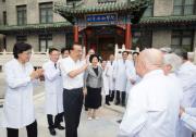李克強在北京協(xié)和醫(yī)院考察并召開醫(yī)學專家座談會