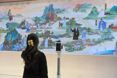 圖為參觀者在第十八屆中國（深圳）國際文化產(chǎn)業(yè)博覽交易會(huì)上體驗(yàn)人工智能技術(shù)。圖片供新華社使用。