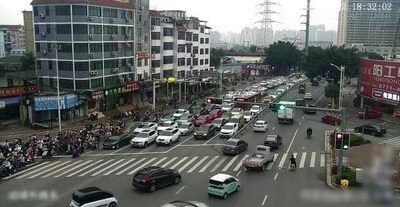 某月12日改造前，晚高峰18:32南方向排隊