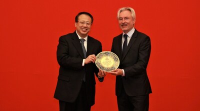 上海市市長(zhǎng)龔正向阿特拉斯科普柯（中國(guó)）投資有限公司副總裁Francis Liekens先生頒授紀(jì)念牌