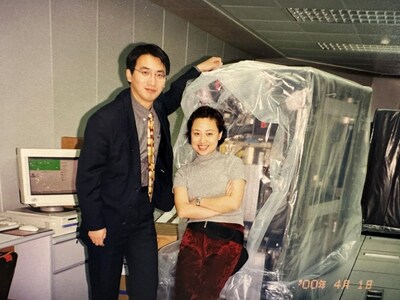 （圖：加入IBM不久的Vivian，與同事在客戶機房剛拆箱的IBM主機前合影，而這位同事日后成了Vivian的先生。照片由Vivian提供并授權(quán)發(fā)布。）