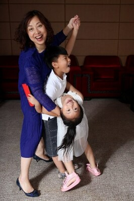 （圖：Vivian與年幼的兒女豹哥豹妹在一起。照片由Vivian提供并授權(quán)發(fā)布。）