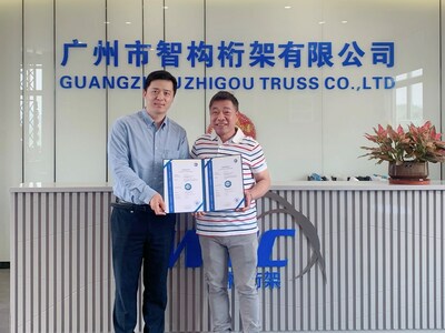 TUV南德輕工產(chǎn)品部經(jīng)理郭良亞先生（左）為廣州智構(gòu)總經(jīng)理蔣偉洪先生（右）頒發(fā)TUV SUD Mark證書