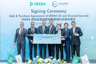 DEKRA德凱集團(tuán)執(zhí)行副總裁及亞太區(qū)總裁Mike Walsh先生(左三)與安華聯(lián)網(wǎng)董事長(zhǎng)兼總經(jīng)理洪光鈞先生(右四)簽署并購合約