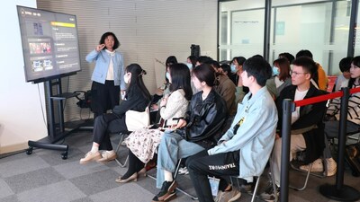 圖為高校學(xué)生在索貝參加企業(yè)實踐課程