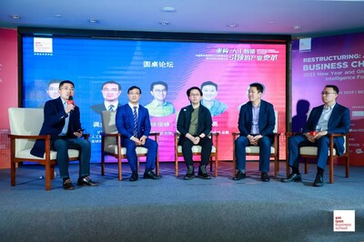嘉賓：法國里昂商學(xué)院人工智能管理學(xué)院院長、全球商業(yè)智能中心主任龔業(yè)明教授，未來黑科技創(chuàng)始人徐俊峰，一數(shù)科技汽車事業(yè)部總裁寧述勇，北京汽車集團(tuán)有限公司技術(shù)與產(chǎn)品管理部部長宋瑋  圓桌論壇由法國里昂商學(xué)院中國華北學(xué)生校友會(huì)副會(huì)長、秘書長王炳森主持