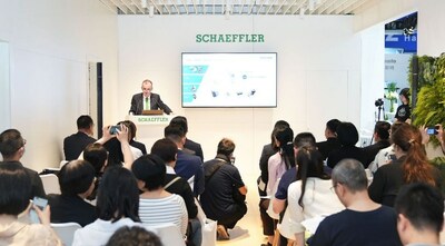 在車展媒體日第一天舉行的媒體見面會上，舍弗勒集團首席執(zhí)行官克勞斯-羅森菲爾德以視頻形式與舍弗勒集團汽車科技事業(yè)部首席執(zhí)行官馬迪斯-青克在現(xiàn)場共同分享了舍弗勒集團的戰(zhàn)略、汽車業(yè)務(wù)發(fā)展及創(chuàng)新產(chǎn)品和技術(shù)