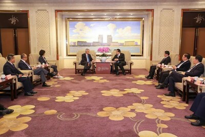 布勒集團(tuán)董事會主席卡爾文-葛禮德與無錫市長趙建軍出席了簽約儀式