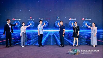 軟通動(dòng)力助理副總裁李密（左三）