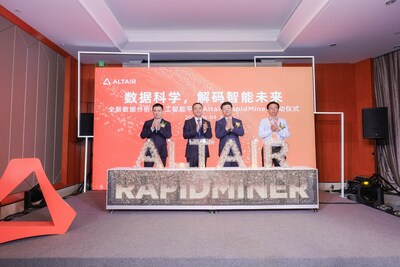 圖為（從左至右）：銀聯(lián)智策顧問(wèn)（上海）有限公司總經(jīng)理趙萌先生、Altair大中華區(qū)總經(jīng)理劉源博士、上海市北高新（集團(tuán)）有限公司總裁陳軍先生、上海數(shù)據(jù)科學(xué)重點(diǎn)實(shí)驗(yàn)室主任肖仰華博士共同啟動(dòng)全新Altair RapidMiner。