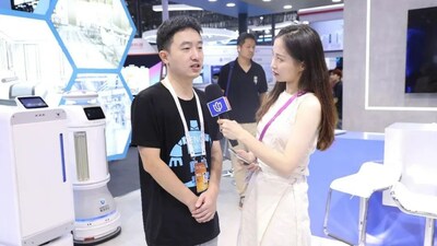 擎朗智能公關(guān)經(jīng)理接受媒體記者采訪