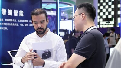 擎朗智能工作人員為外國友人耐心講解產(chǎn)品