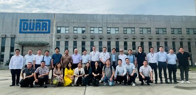 各政府商業(yè)代表在申克車(chē)間大樓前留影