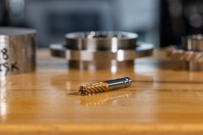 Move from one challenging cut to the next with internal coolant channels and an 8-flute design delivering higher machining flexibility and process stability. Move from one challenging cut to the next with internal coolant channels and an 8-flute design delivering higher machining flexibility and process stability.