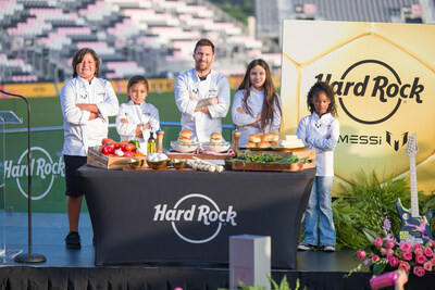 Hard Rock International 攜全球品牌大使 Leo Messi 在佛羅里達(dá)州塞米諾爾部落和南佛羅里達(dá)州當(dāng)?shù)厣鐓^(qū)兒童的幫助下，于 10 月 2 日在 DRV PNK 體育場(chǎng)舉行的啟動(dòng)儀式上宣布了首份 Messi 兒童菜單 -- The Hard Rock Messi 兒童菜單 。(AJ Shorter / Hard Rock International)