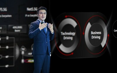 華為運(yùn)營商BG Marketing與解決方案銷售部總裁劉康發(fā)表主題演講