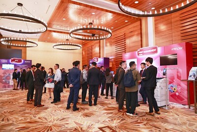 5.  佳能香港專業(yè)顧問于各個展區(qū)中介紹不同融合AI技術的最新商業(yè)方案，幫助企業(yè)擴大業(yè)務機會及提高工作效率。