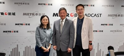 Friday Culture Limited主席胡曉明(中)表示，今年的《國(guó)際傳播高端論壇》主題為“引領(lǐng)變遷時(shí)代”。
