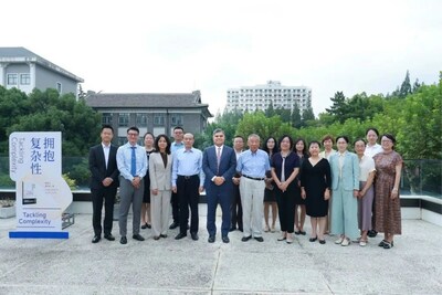 華東理工大學(xué)教授在發(fā)布會(huì)現(xiàn)場(chǎng)同朗智文合影