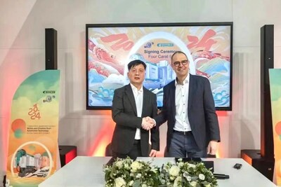 2024年1月17日，德國EUROGUSS 2024展會現(xiàn)場，多利科技與瑞士布勒集團成功續(xù)簽4套Carat 920壓鑄島采購合同，創(chuàng)下了布勒超大型壓鑄設(shè)備單筆最大訂單。展會現(xiàn)場簽約現(xiàn)場，多利集團總經(jīng)理蔣建強先生與布勒全球壓鑄事業(yè)部總監(jiān)Cornel Mendler先生握手。