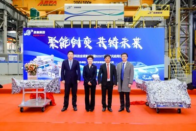 2023年12月18日，多利科技在鹽城工廠迎來了首套Carat 920的正式投產(chǎn)，這一時刻在眾多國內(nèi)外汽車廠商、政府機構(gòu)和行業(yè)媒體的共同見證下顯得格外重要。布勒成員與多利科技在投產(chǎn)現(xiàn)場合影留念。