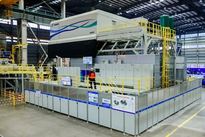 Carat 920在鹽城多利現(xiàn)場。Carat系列壓鑄機正是布勒對現(xiàn)代汽車結(jié)構(gòu)中傳統(tǒng)焊接零部件逐步轉(zhuǎn)型為大型一體化壓鑄件趨勢的回應(yīng)，兩模板技術(shù)搭配92,000KN鎖模力，專為生產(chǎn)高質(zhì)量要求的大型復(fù)雜鑄件而設(shè)計。布勒在壓鑄領(lǐng)域有著近100年的深厚積累，大型一體化壓鑄是復(fù)雜結(jié)構(gòu)件工藝的進一步發(fā)展，而布勒早在2000年就開始探索這一領(lǐng)域。全球范圍內(nèi)超過900套Carat壓鑄島的實際應(yīng)用案例充分證明了布勒Carat系列的成功與先進。