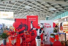 揚(yáng)泰機(jī)場(chǎng)迎來(lái)智慧新助手：達(dá)闥人形機(jī)器人“小飛”和數(shù)字人客服上崗服務(wù)