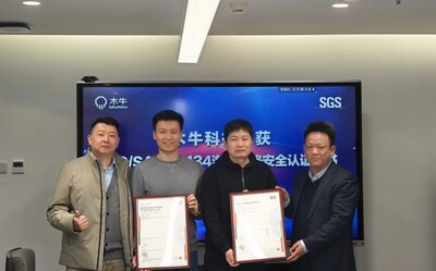 SGS中國(guó)區(qū)副總裁辛斌（右一）為木?？萍际谟鑃GS全球首張車載毫米波雷達(dá)ISO/SAE 21434汽車網(wǎng)絡(luò)安全管理體系認(rèn)證證書