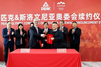 匹克CEO許志華與斯洛文尼亞奧委會主席弗蘭尼奧·博比納奇簽署合作協(xié)議。