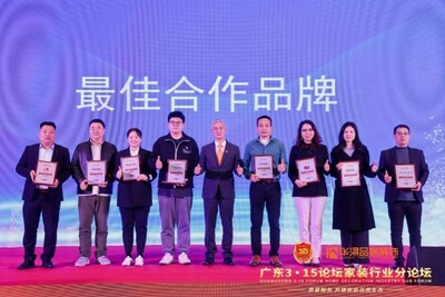 立邦中國TUC事業(yè)群家裝事業(yè)部副總裁查毅敏出席頒獎儀式（右三）