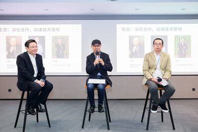 神州數(shù)碼副總裁、首席技術(shù)官李剛（左二）、英邁中國戰(zhàn)略發(fā)展部副總裁劉然（右一）、IBM中國開發(fā)中心總經(jīng)理吉燕勇（左一）與媒體和分析師交流
