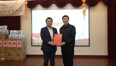 頒發(fā)捐贈(zèng)證書現(xiàn)場(chǎng)圖右：上海市老年基金會(huì)靜安區(qū)代表處會(huì)長(zhǎng) 段文龍先生圖左：transcosmos China總經(jīng)理 岡田俊也先生