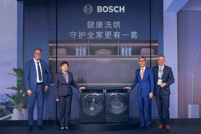 博世家電8系凈臻系列活氧洗烘套裝新品首發(fā)（從左到右依次為：博西家用電器（中國）有限公司洗滌產(chǎn)品事業(yè)部高級(jí)副總裁Erik Kruijer先生、中國家用電器協(xié)會(huì)秘書長(zhǎng)王雷、博西家用電器集團(tuán)大中華區(qū)總裁宋凜冰先生、博西家用電器集團(tuán)大中華區(qū)高級(jí)副總裁兼首席運(yùn)營官金世峰先生）