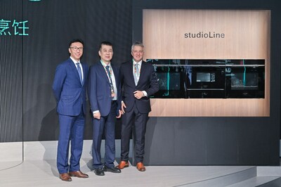 西門子全新studioLine高奢系列產(chǎn)品發(fā)布會（從左至右依次為：博西家用電器投資（中國）有限公司廚電事業(yè)部&新業(yè)務(wù)發(fā)展事業(yè)部高級副總裁兼首席數(shù)字官孔凡先生、中國家用電器協(xié)會副理事長徐東生、博西家用電器集團(tuán)大中華區(qū)高級副總裁兼首席運(yùn)營官金世峰先生）