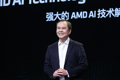 AMD高級副總裁，計算與圖形總經(jīng)理Jack Huynh在做推進AI PC領導力的主題演講