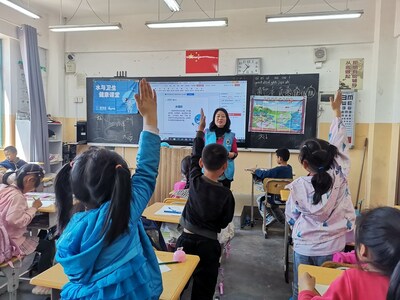 凈水計(jì)劃的志愿者入校開展水與衛(wèi)生教育課堂